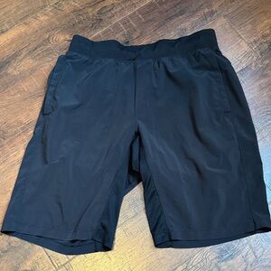 Very nice mens size Large Lululemon workout athletic shorts black.